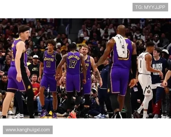 洛杉矶湖人与丹佛掘金的激烈对决揭示季后赛争夺战的关键时刻 洛杉矶湖人与丹佛掘金的激烈对决揭示季后赛争夺战的关键时刻